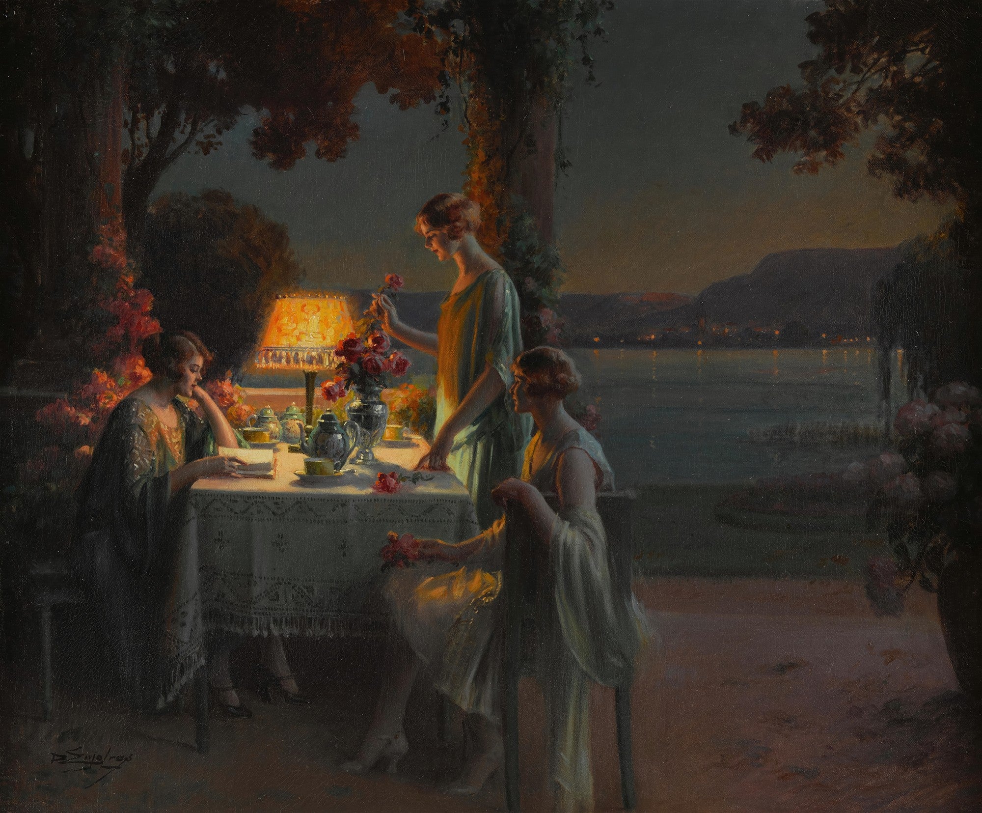 Quadro decorativo noturno de Delphin Enjolras mostrando três mulheres em torno de uma mesa iluminada por um abajur, com vista para um lago e montanhas distantes sob a luz da lua.
