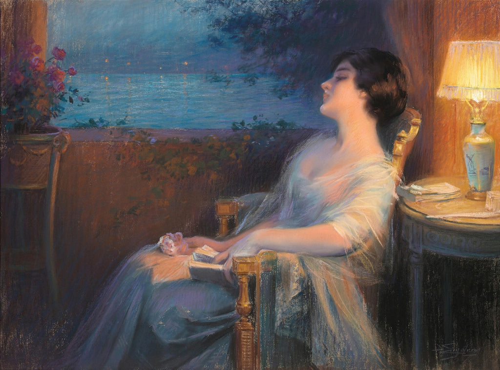 Quadro decorativo mostrando uma mulher sentada em uma cadeira, vista de perfil, com os olhos fechados ou sonhadores, olhando para um lago ou mar iluminado pela lua e luzes distantes. Ela veste um vestido claro e tem um livro nas mãos. Uma luminária acesa está à direita.