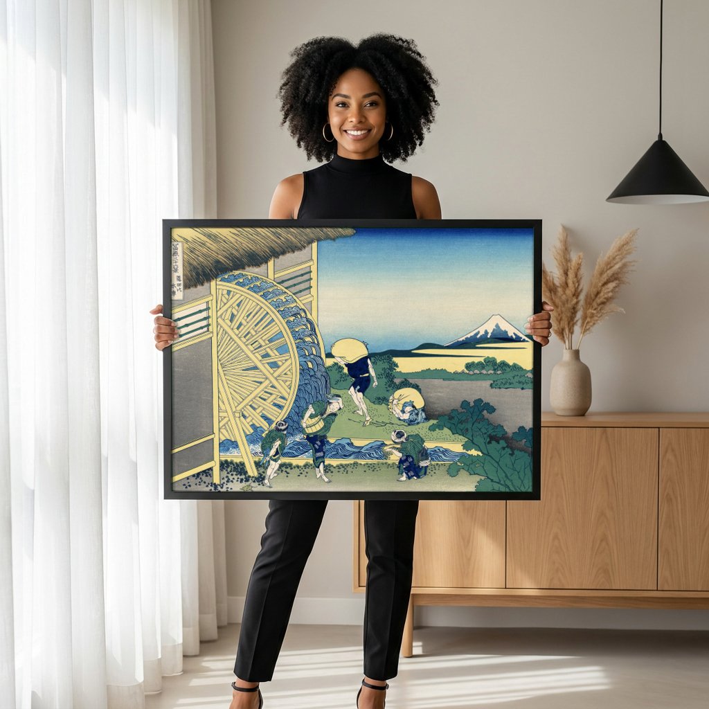 Quadro Decorativo A Roda d'Água de Onden - Hokusai com modelo em ambiente
