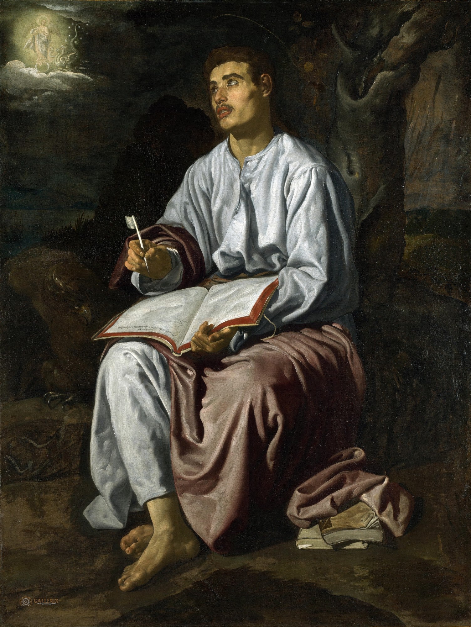 Quadro do jovem São João Evangelista sentado, com um livro aberto e uma pena na mão, olhando para cima em direção a uma visão celestial de uma figura angelical em uma nuvem iluminada, com fundo escuro e dramático. Estilo barroco, de Diego Velázquez.