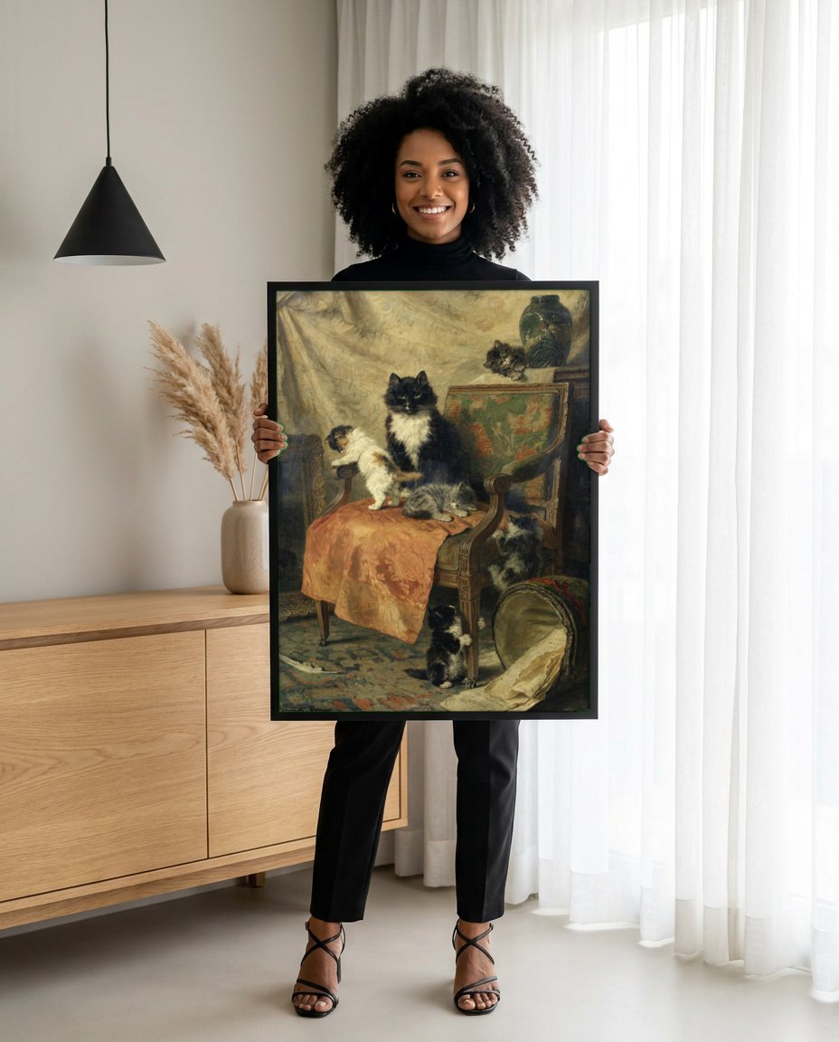 Quadro Decorativo de Gatos e Filhotes - Henriëtte Ronner Knip | modelo apresentando o quadro emoldurado