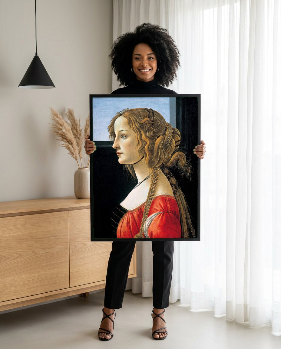 Quadro Decorativo Retrato de Jovem Mulher - Botticelli | modelo apresentando o quadro emoldurado