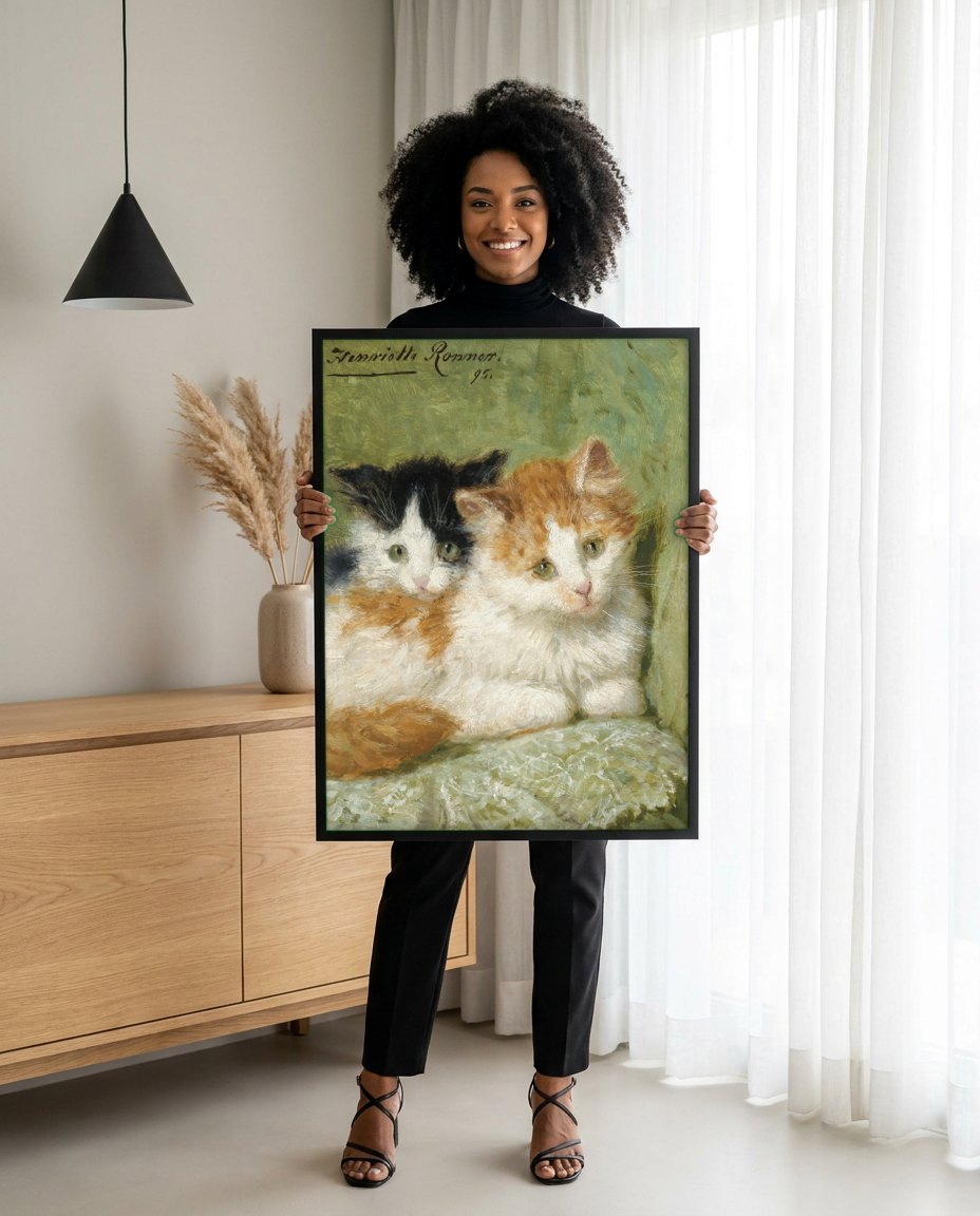 Quadro Decorativo Dois Gatinhos Fofos - Henriëtte Ronner-Knip | modelo apresentando o quadro emoldurado