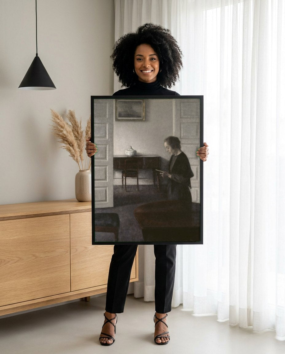 Quadro Decorativo Interior com Mulher Lendo – Vilhelm Hammershøi | modelo apresentando o quadro emoldurado