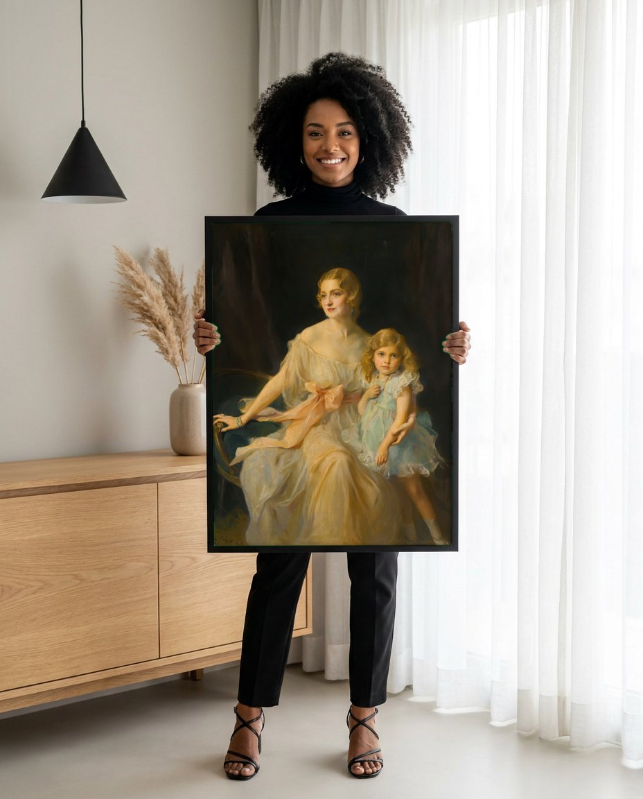 Quadro Decorativo Mãe e Filha - Philip Alexius de László | modelo apresentando o quadro emoldurado