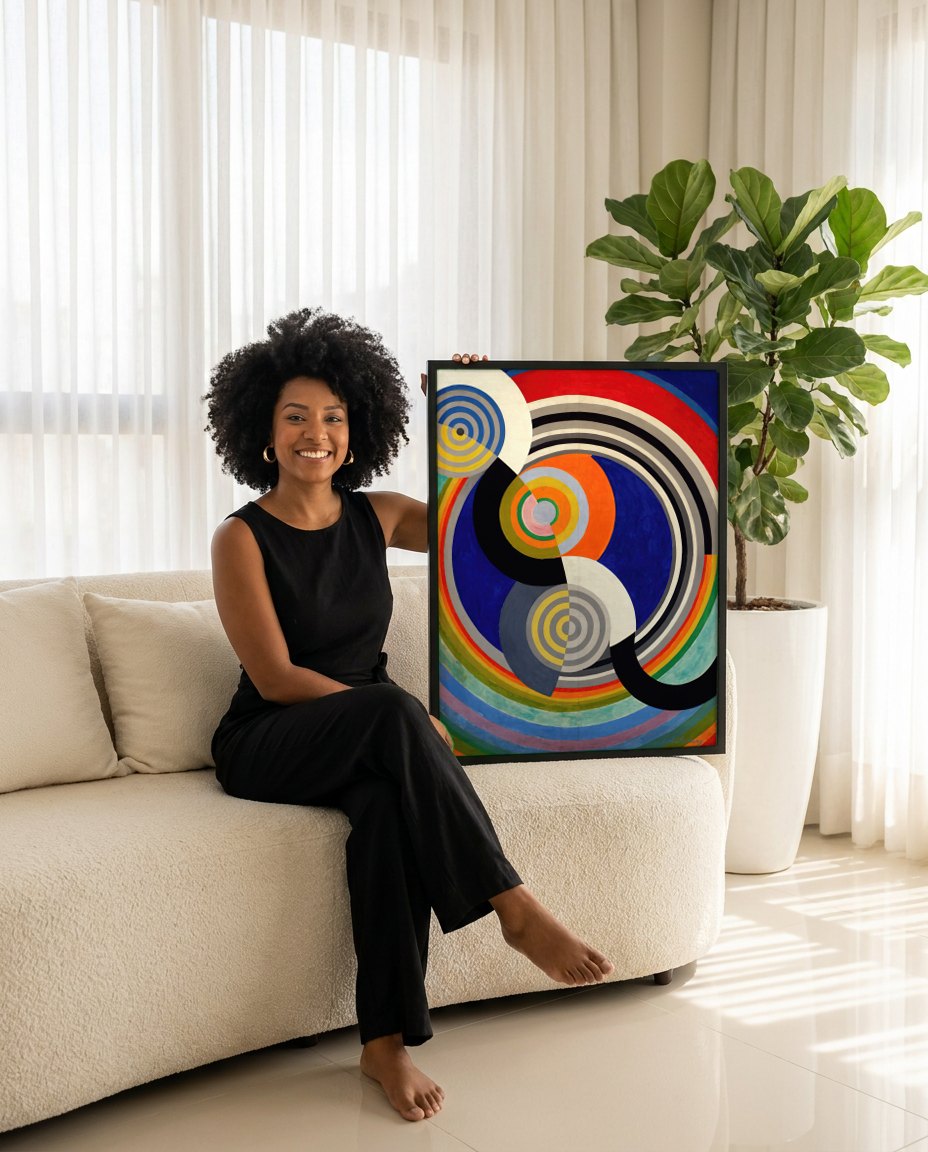 Quadro Decorativo Formas Circulares - Robert Delaunay | modelo apresentando o quadro emoldurado