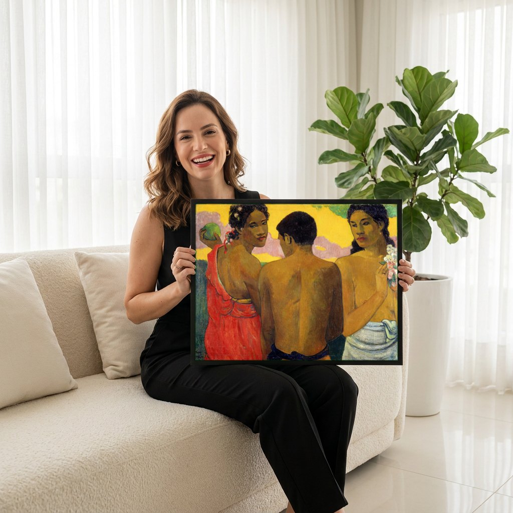 Quadro Decorativo Tahitian Women on the Beach - Gauguin | modelo apresentando o quadro emoldurado