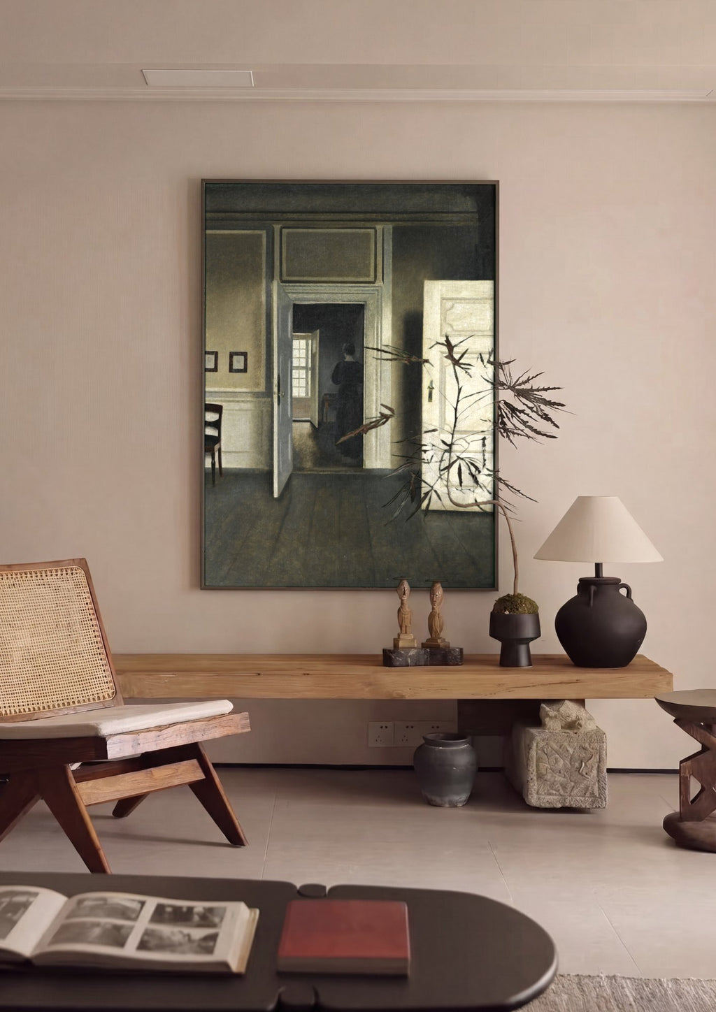 Quadro Decorativo Interior com Mulher de Costas - Hammershøi | quadro emoldurado na parede