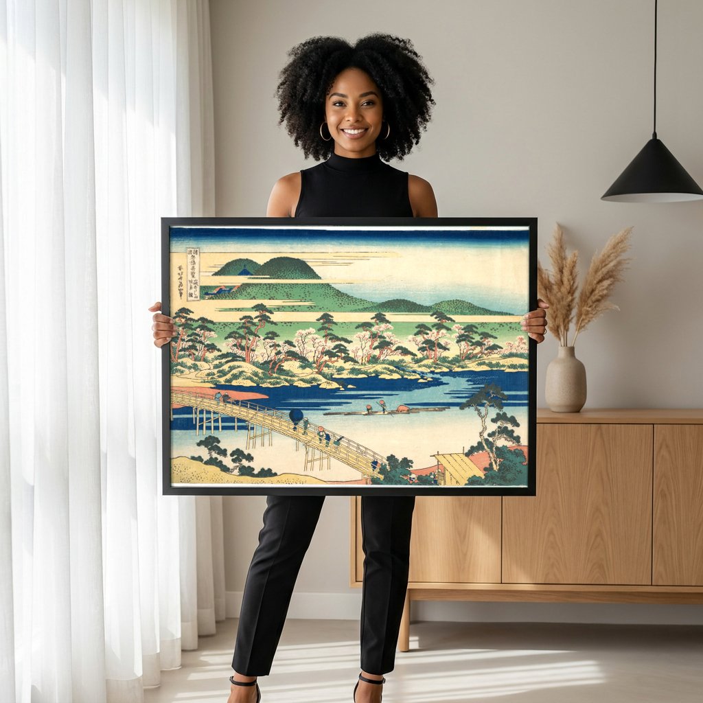 Quadro Decorativo A Ponte Flutuante de Sano - Hokusai com modelo em ambiente