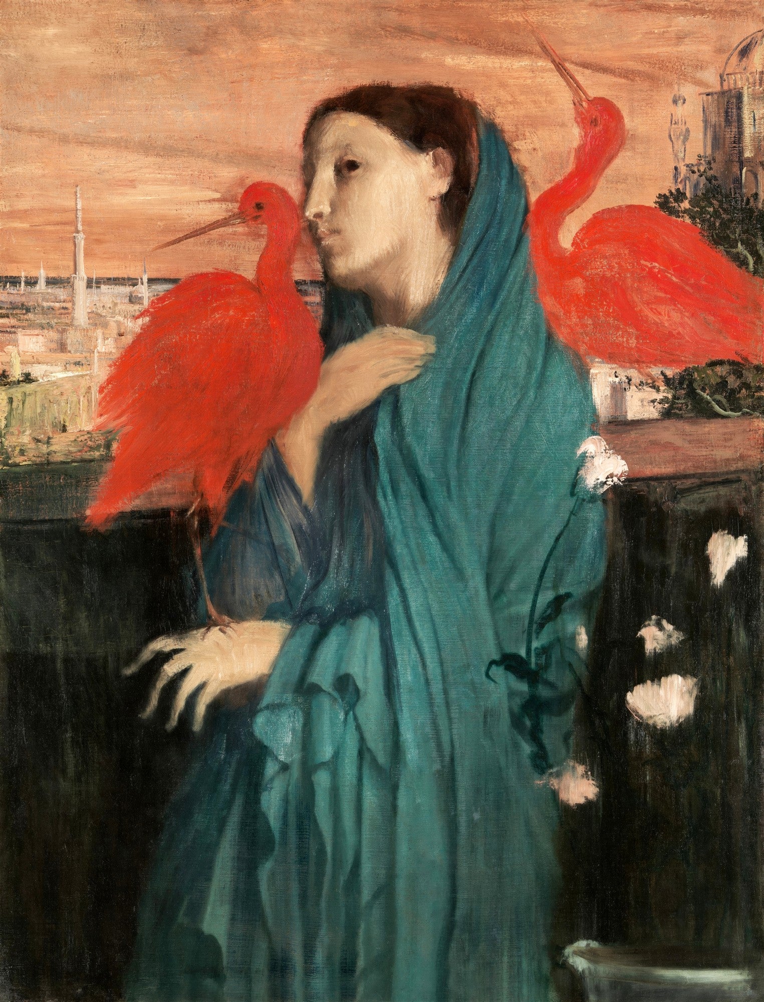Quadro decorativo "A Mulher dos Íbis" de Edgar Degas, retratando uma mulher em manto azul-esverdeado ao lado de dois íbis vermelhos vibrantes, com uma paisagem urbana ao fundo.
