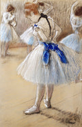 Quadro decorativo mostrando três bailarinas em uma sala de ensaio. A bailarina em primeiro plano, de costas, amarra uma fita azul em sua cintura, com um tutu branco. As outras duas bailarinas estão ao fundo, uma se arrumando e outra em posição de espera.