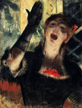 Quadro decorativo 'A Cantora' de Edgar Degas, representando uma mulher cantando intensamente em um café-concerto, com a boca aberta e um braço levantado, em tons escuros e iluminação dramática.