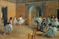 Quadro decorativo mostrando a pintura 'A Aula de Balé' de Edgar Degas, com bailarinas em um estúdio de ensaio com um mestre de balé. As cores são suaves e a cena é de um interior.