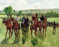 Quadro decorativo com pintura de Edgar Degas, Cavalos de Corrida, mostrando jóqueis montados em cavalos em um campo verde, com outros espectadores ao fundo. A luz é natural e a técnica impressionista.