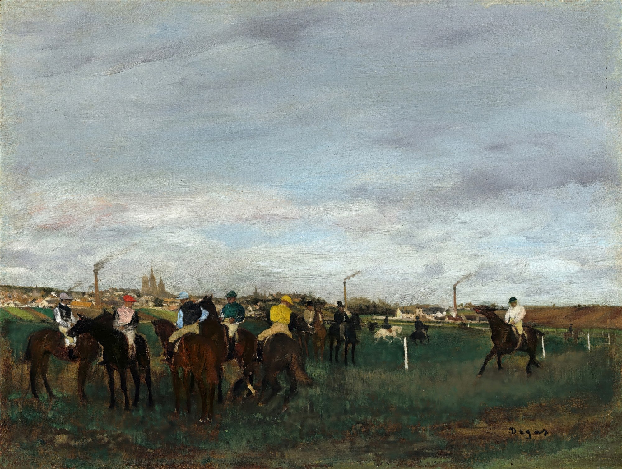 Quadro de Edgar Degas, Cavalos de Corrida Antes da Partida, com cavalos e jóqueis em um campo verde sob um céu nublado e cinzento, com edifícios e chaminés ao fundo.