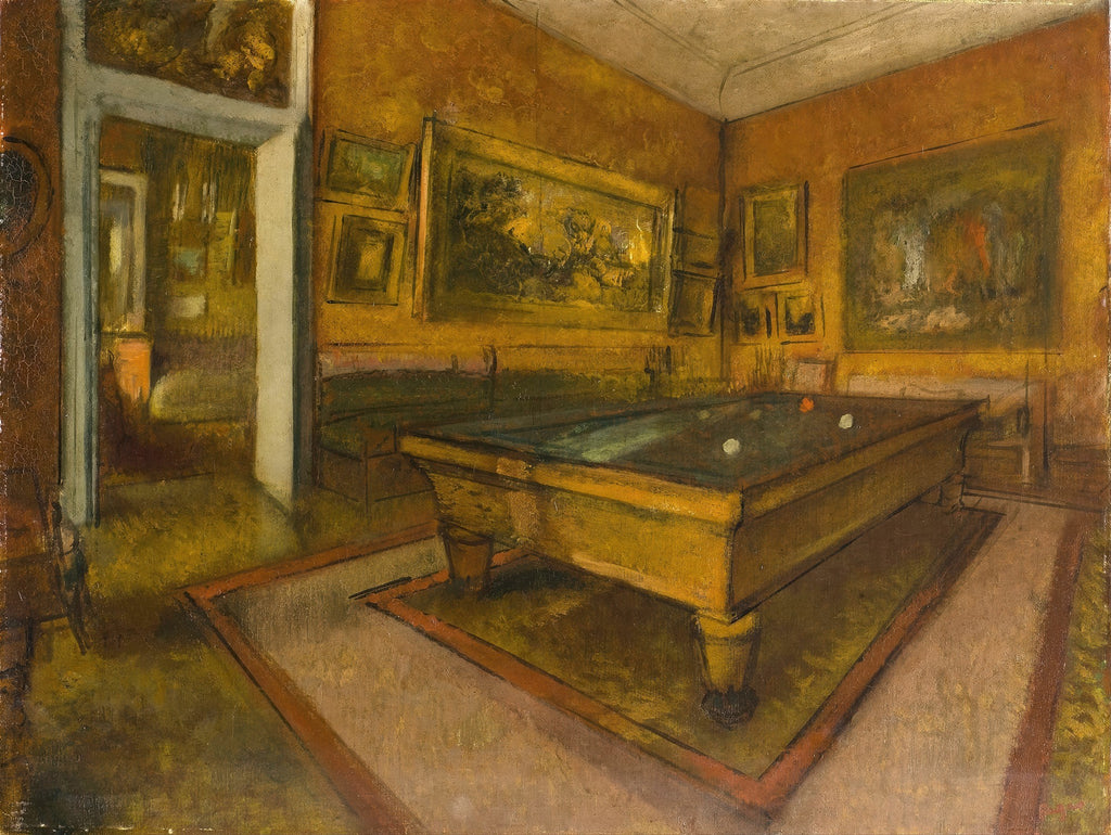 Quadro decorativo "A Sala de Bilhar" de Edgar Degas, representando um interior com uma mesa de bilhar em tons de amarelo e marrom, com quadros menores nas paredes. A cena é uma sala de bilhar vazia com um ambiente sombrio e misterioso.