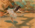 Quadro decorativo de Edgar Degas, mostrando uma bailarina em movimento, com saia tutu clara e cabelo escuro, em tons de marrom, ocre e verde-azulado, com pinceladas soltas e expressivas em pastel.