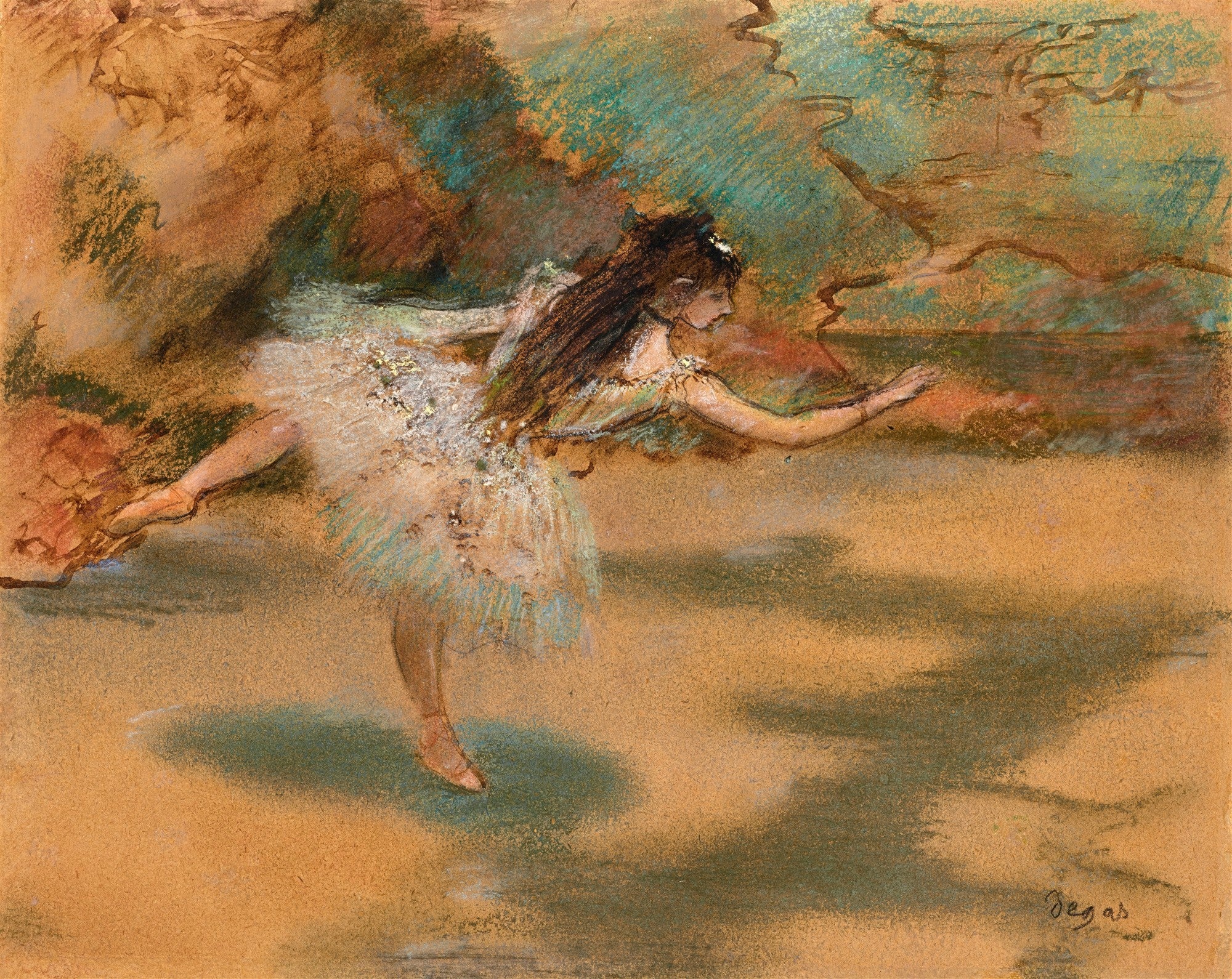 Quadro decorativo de Edgar Degas, mostrando uma bailarina em movimento, com saia tutu clara e cabelo escuro, em tons de marrom, ocre e verde-azulado, com pinceladas soltas e expressivas em pastel.