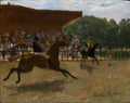 Quadro decorativo mostrando uma corrida de cavalos de Edgar Degas, com um cavaleiro em primeiro plano em pleno galope, e uma arquibancada lotada ao fundo. A imagem transmite movimento e a atmosfera de um evento equestre com riqueza de detalhes e cores impressionistas.
