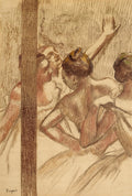 Desenho a carvão e giz de cera de Edgar Degas, mostrando três bailarinas nos bastidores, com uma delas levantando o braço. Tons terrosos dominam a cena.