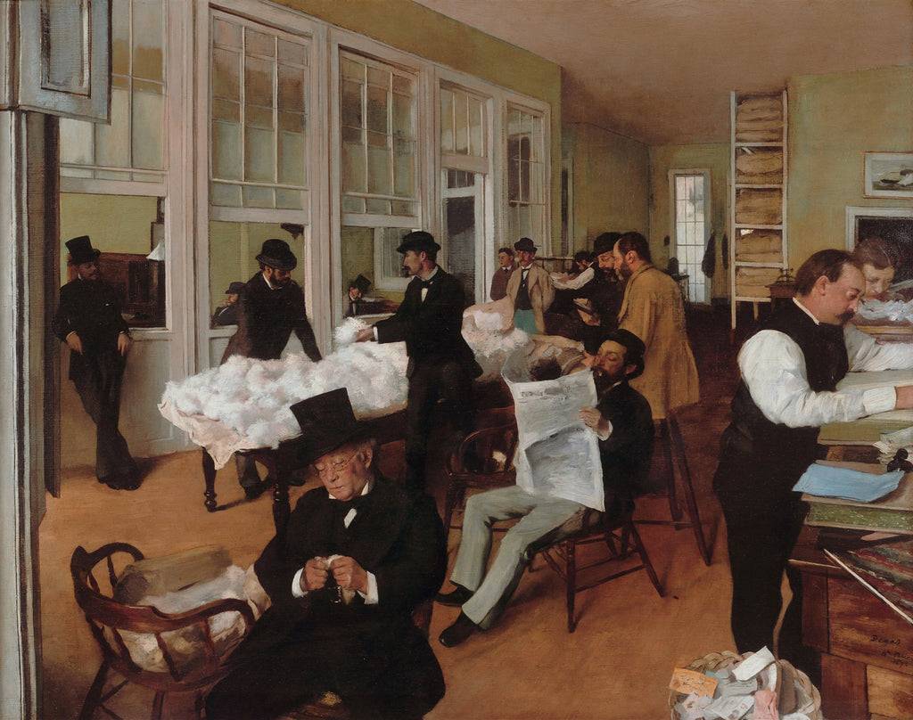 Quadro decorativo mostrando a obra 'O Escritório de Algodão em Nova Orleans' de Edgar Degas, com homens trabalhando em um escritório, cercados por fardos de algodão e luz natural, em tons terrosos e neutros.