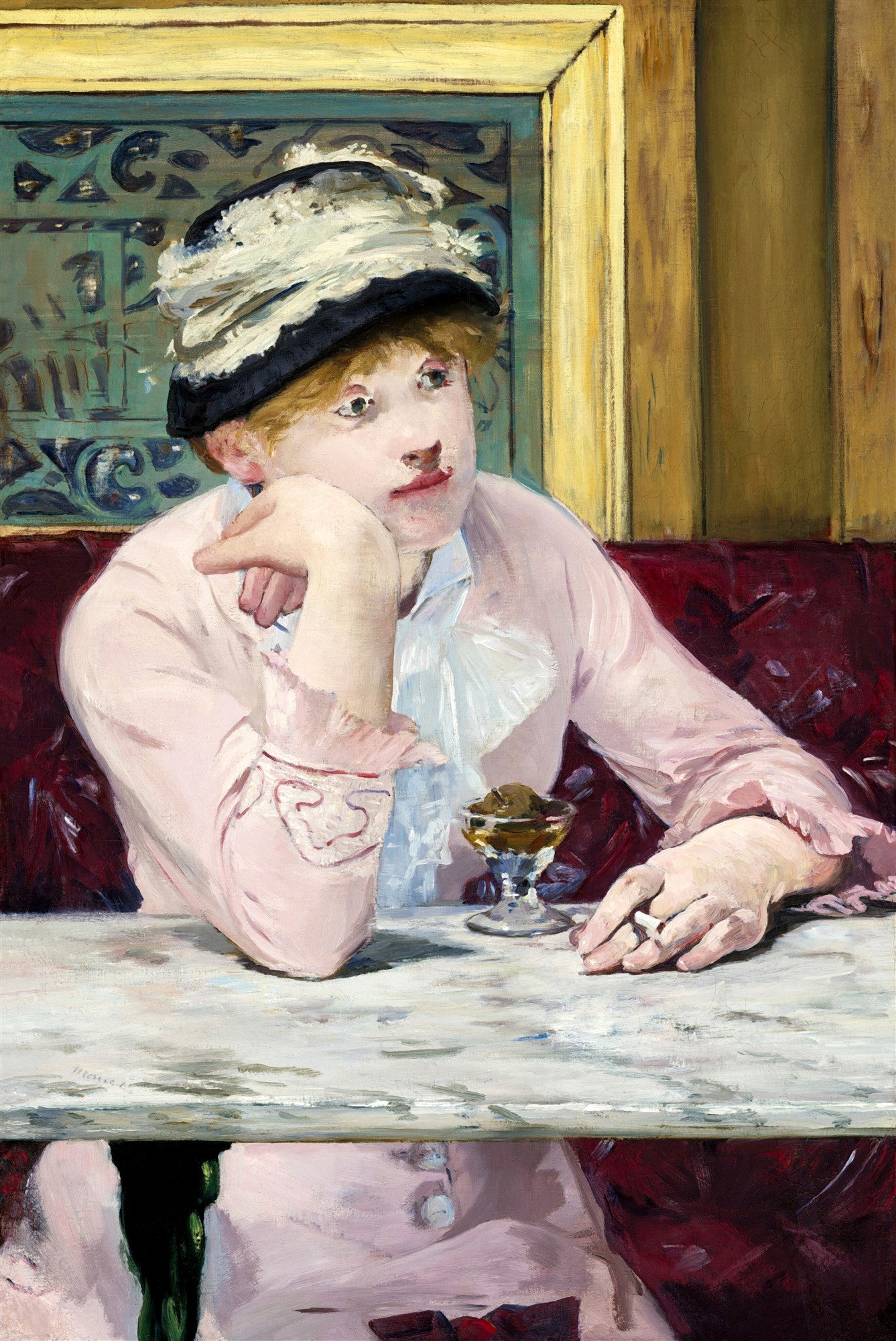 Quadro decorativo com uma mulher de chapéu, blusa rosa e um cigarro na mão, sentada em um café, obra de Édouard Manet. O ambiente possui estofado vermelho e detalhes dourados.