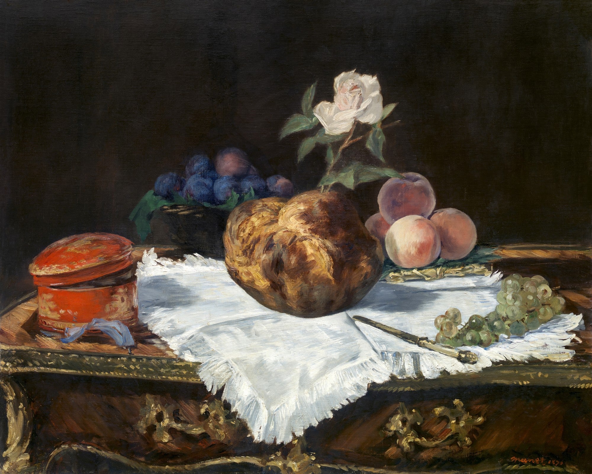 Uma pintura a óleo de natureza-morta de Edouard Manet, 'A Cesta de Pão'. A imagem exibe um pão redondo grande e escuro no centro, ladeado por pêssegos, uvas, ameixas e uma rosa branca, todos dispostos sobre um guardanapo branco amassado em uma mesa de madeira escura com detalhes dourados. Uma caixa vermelha com a tampa aberta e uma faca também estão presentes. O fundo é escuro.