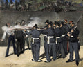 Quadro decorativo 'A Execução do Imperador Maximiliano' de Édouard Manet, representando um pelotão de fuzilamento em ação, com a fumaça dos disparos e o imperador sendo executado.