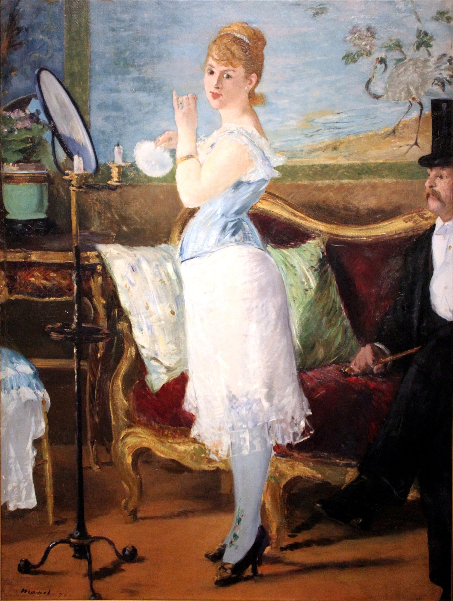 Pintura a óleo de Edouard Manet, 'Nana', mostrando uma mulher jovem em sua toilette, usando um corpete azul e saia branca, com um homem de cartola ao fundo. Há um espelho e itens de maquiagem na cena.
