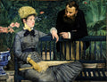 Pintura de Edouard Manet, 'No Conservatório', retratando uma mulher sentada em um banco com um chapéu amarelo e um homem barbudo inclinado sobre o banco ao seu lado, em um ambiente de plantas verdes exuberantes.