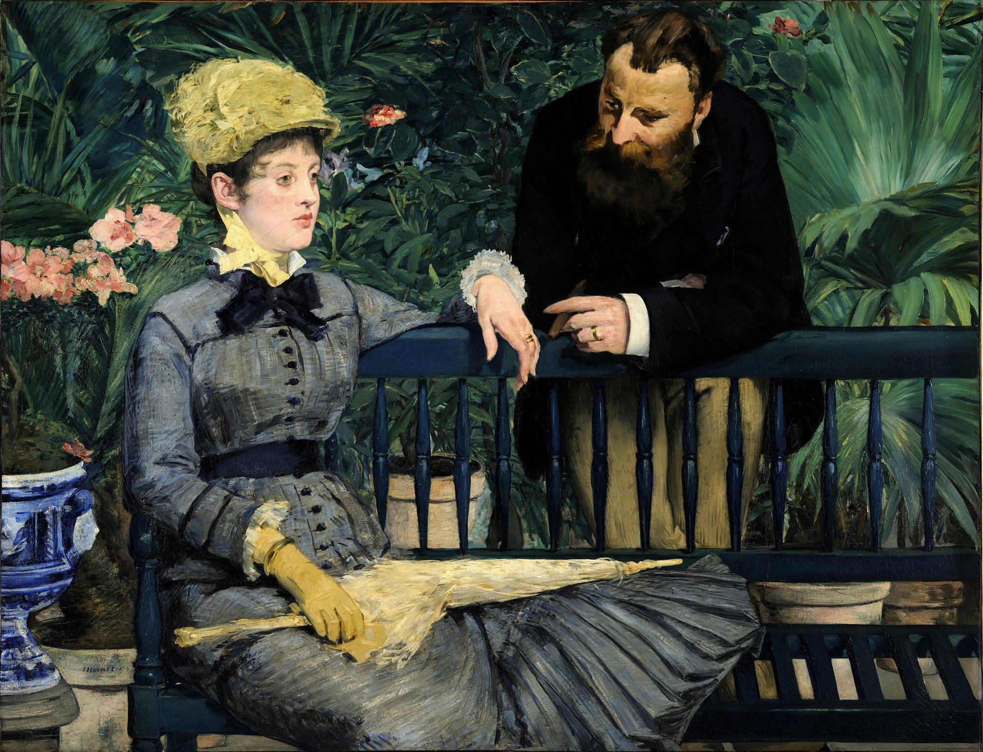Pintura de Edouard Manet, 'No Conservatório', retratando uma mulher sentada em um banco com um chapéu amarelo e um homem barbudo inclinado sobre o banco ao seu lado, em um ambiente de plantas verdes exuberantes.