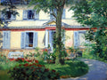Quadro decorativo 'A Casa em Rueil' de Edouard Manet, retratando uma casa amarela com venezianas azuis e um jardim florido exuberante, com uma árvore no centro.