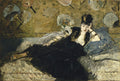 Quadro decorativo "Nana" de Edouard Manet, retratando uma mulher reclinada em um divã com olhar direto, em um ambiente decorado com leques orientais. A mulher veste um vestido escuro com detalhes dourados e tem o cabelo preso. A paleta de cores é rica em tons terrosos, dourados e azuis.