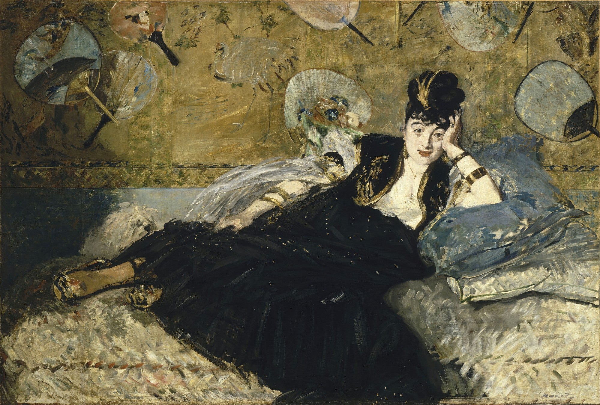 Quadro decorativo "Nana" de Edouard Manet, retratando uma mulher reclinada em um divã com olhar direto, em um ambiente decorado com leques orientais. A mulher veste um vestido escuro com detalhes dourados e tem o cabelo preso. A paleta de cores é rica em tons terrosos, dourados e azuis.