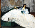 Pintura de Edouard Manet, A Mulher de Branco, retratando uma mulher sentada em um sofá verde, com um vestido branco volumoso e um leque, olhando diretamente para o observador.