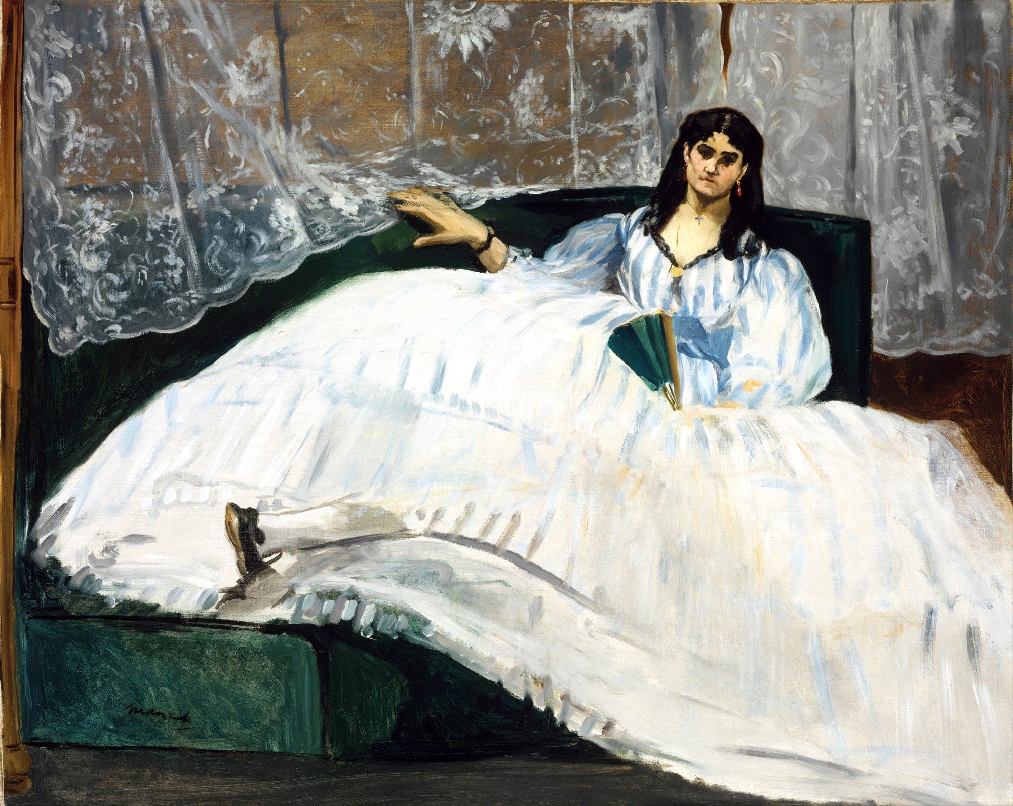 Pintura de Edouard Manet, A Mulher de Branco, retratando uma mulher sentada em um sofá verde, com um vestido branco volumoso e um leque, olhando diretamente para o observador.