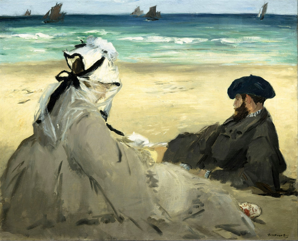 Quadro decorativo 'Na Praia' de Edouard Manet, retratando duas figuras sentadas na areia, de costas para o observador, com o mar e veleiros ao fundo. A mulher veste um chapéu branco com fita preta e um vestido claro, o homem usa um boné escuro e casaco.