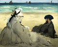Quadro decorativo 'Na Praia' de Edouard Manet, retratando duas figuras sentadas na areia, de costas para o observador, com o mar e veleiros ao fundo. A mulher veste um chapéu branco com fita preta e um vestido claro, o homem usa um boné escuro e casaco.