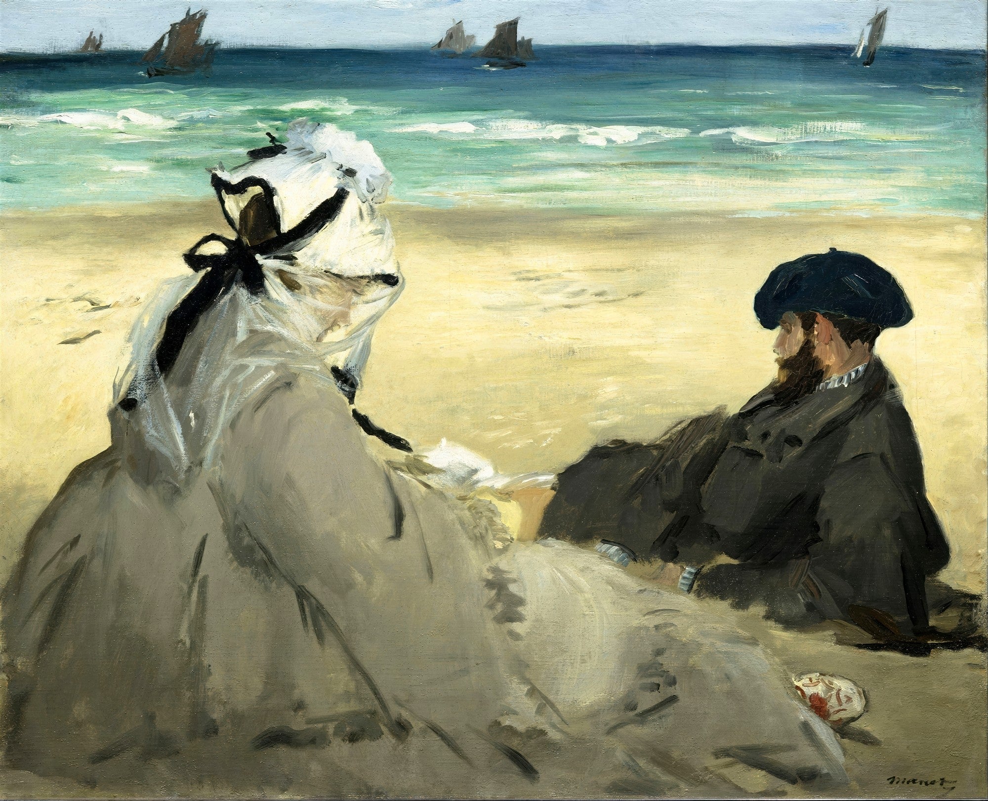 Quadro decorativo 'Na Praia' de Edouard Manet, retratando duas figuras sentadas na areia, de costas para o observador, com o mar e veleiros ao fundo. A mulher veste um chapéu branco com fita preta e um vestido claro, o homem usa um boné escuro e casaco.