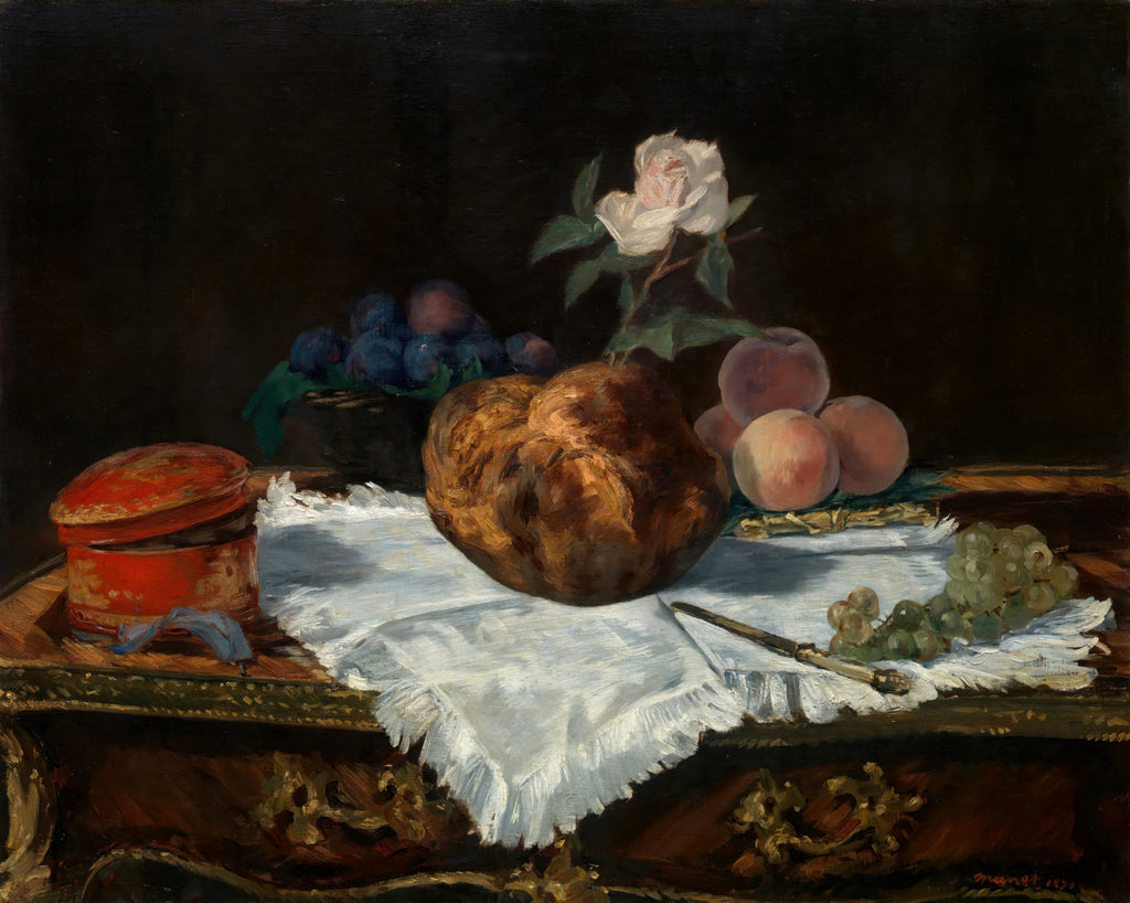 Natureza-morta de Edouard Manet com pão rústico, ameixas roxas, pêssegos, uvas verdes e uma rosa branca sobre uma toalha de linho e uma caixa vermelha em uma mesa escura.