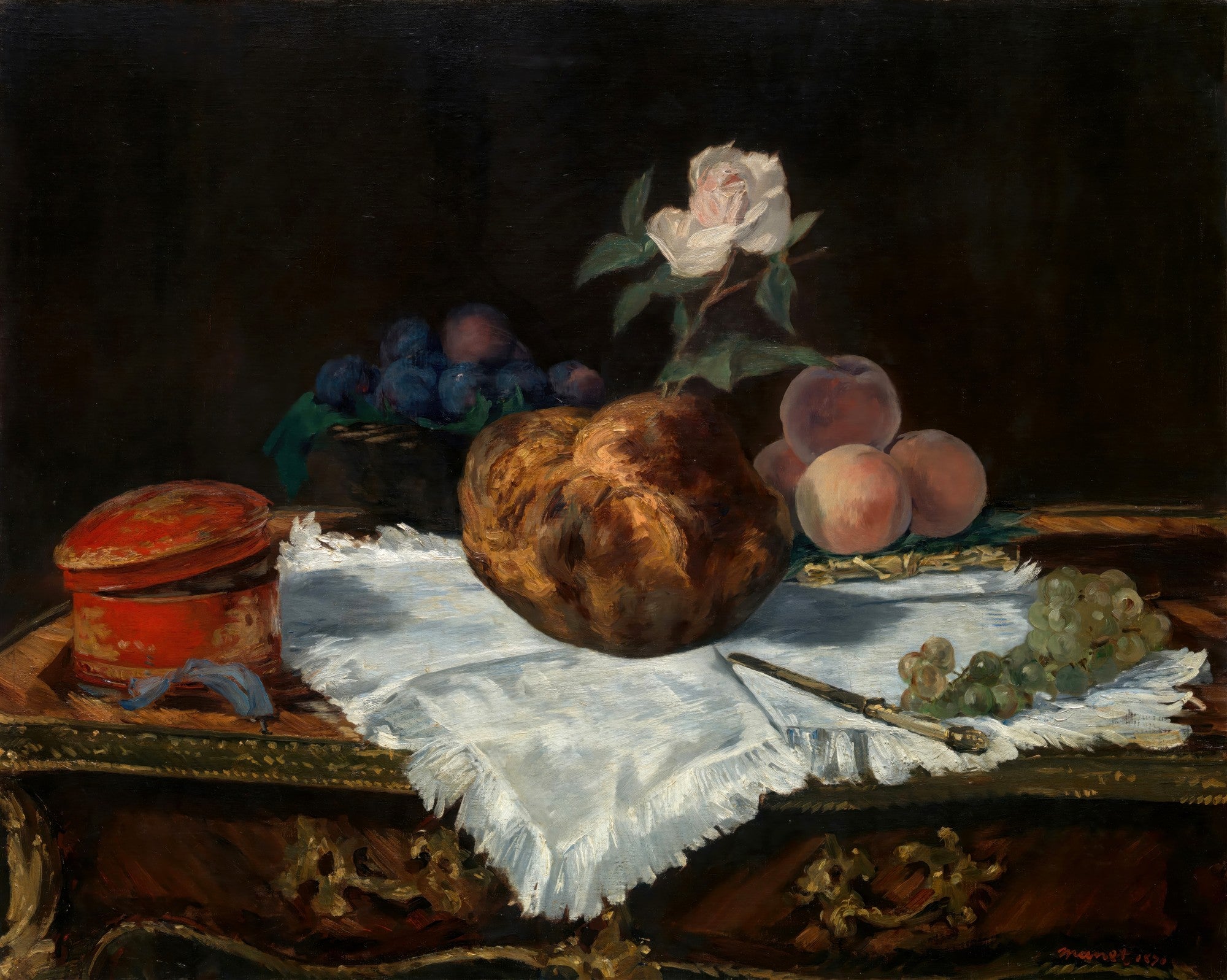 Natureza-morta de Edouard Manet com pão rústico, ameixas roxas, pêssegos, uvas verdes e uma rosa branca sobre uma toalha de linho e uma caixa vermelha em uma mesa escura.