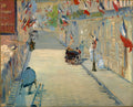 Pintura a óleo de Edouard Manet, 'A Rua Montorgueil', mostrando uma rua parisiense repleta de bandeiras francesas tremulando, com figuras em movimento e edifícios ao fundo. Um homem com muletas e uma escada está em primeiro plano.