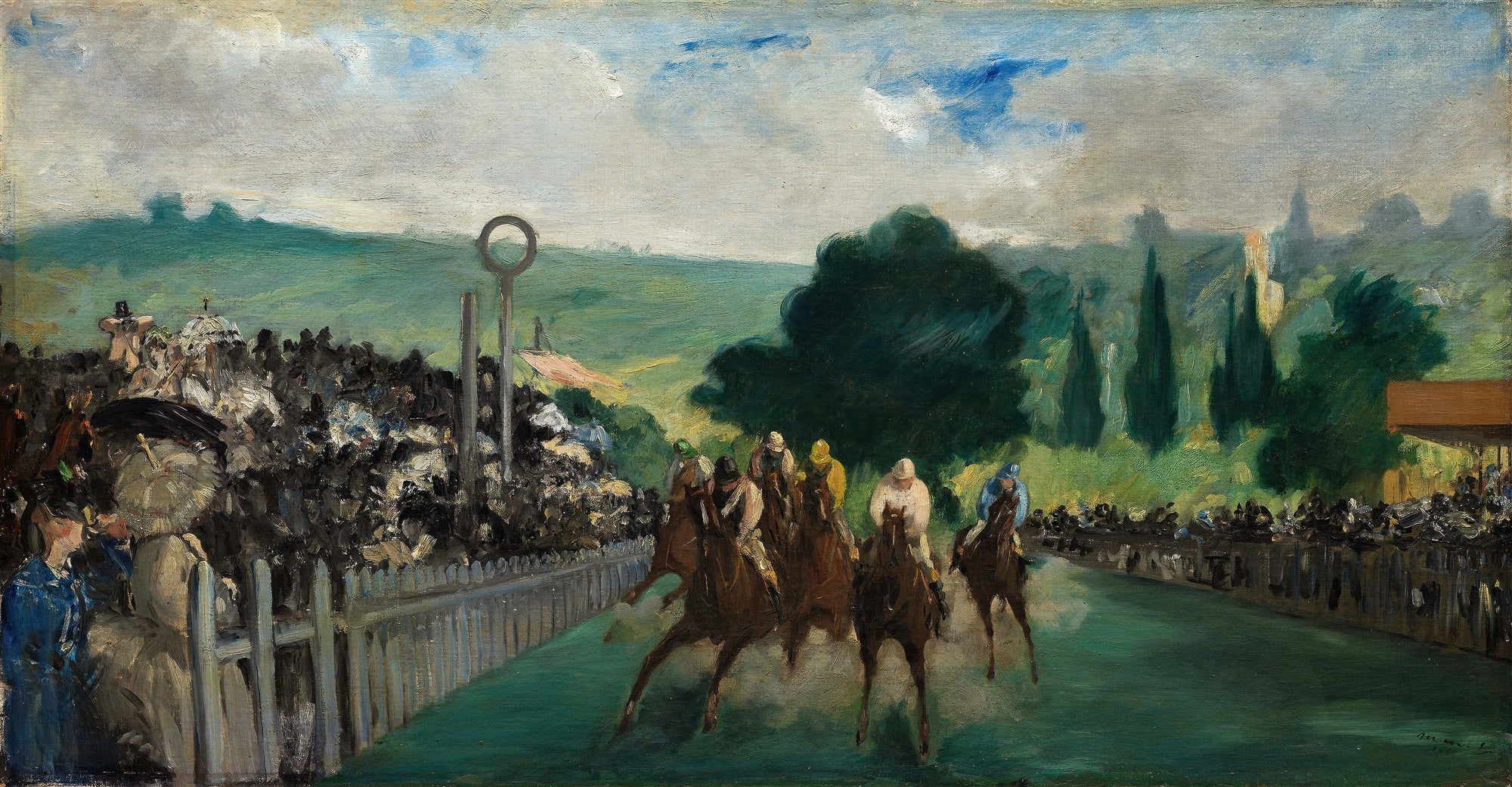 Quadro decorativo com pintura a óleo de Édouard Manet, 'A Corrida de Cavalos em Longchamp', retratando uma corrida de cavalos com jóqueis e uma multidão ao fundo. Cores vibrantes de verde, marrom e azul.