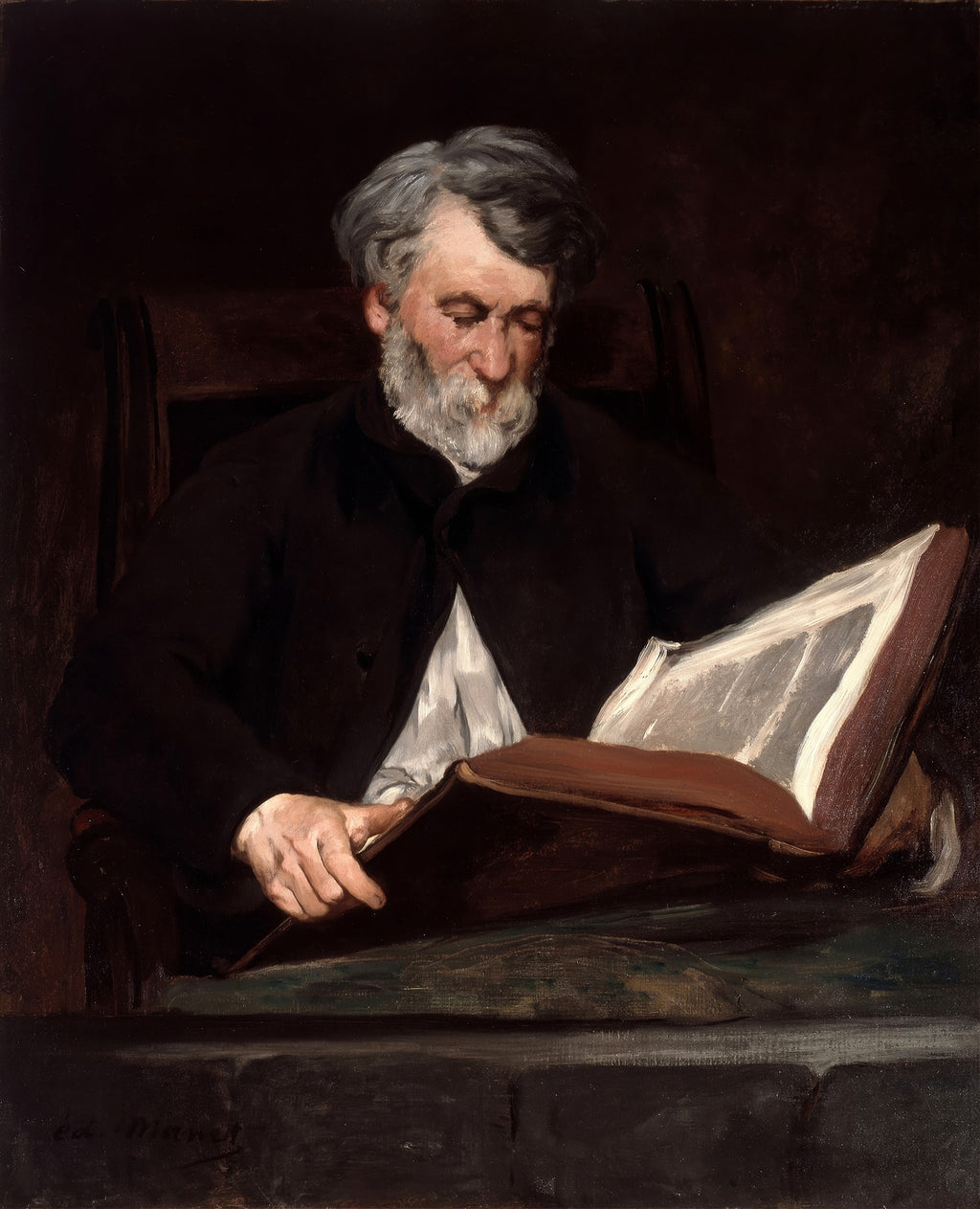 Quadro decorativo com pintura a óleo de Edouard Manet, retratando um homem idoso barbudo, sentado, imerso na leitura de um livro grande. A iluminação é suave e o fundo escuro.