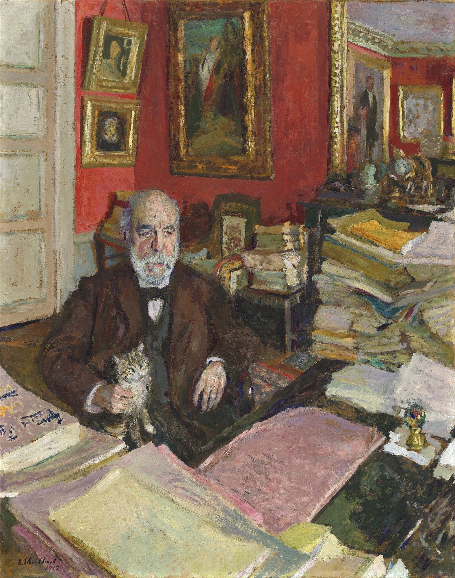 Quadro a óleo de Édouard Vuillard, 'O Doutor Georges Viau em seu escritório'. Um homem idoso de barba branca, em um terno marrom, sentado em um escritório com paredes vermelhas, segurando um gato. Há pilhas de livros e papéis em torno dele.