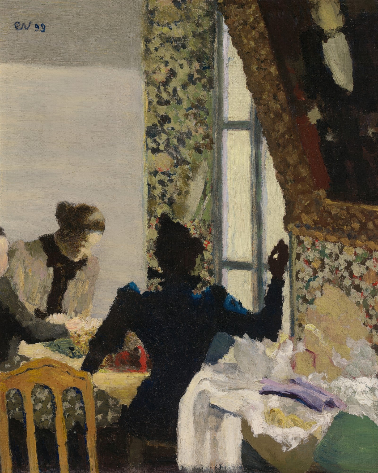 Quadro decorativo com cena intimista de Édouard Vuillard, mostrando figuras em um interior com padrões de papel de parede e uma janela, em tons de azul, verde, marrom e branco.