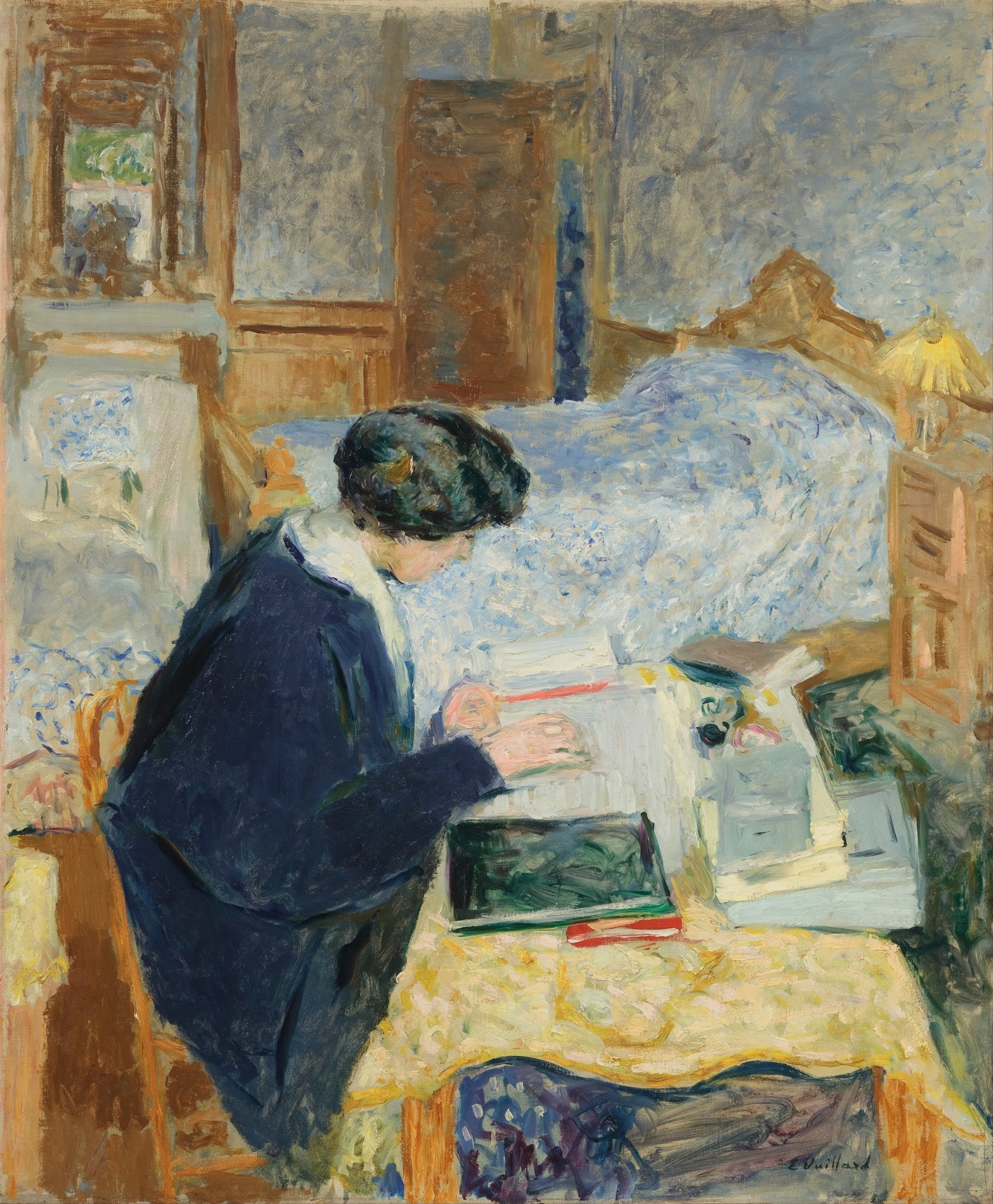 Quadro decorativo mostrando uma mulher sentada em um quarto, absorta na leitura, com cama e móveis ao fundo, em estilo pós-impressionista de Édouard Vuillard.