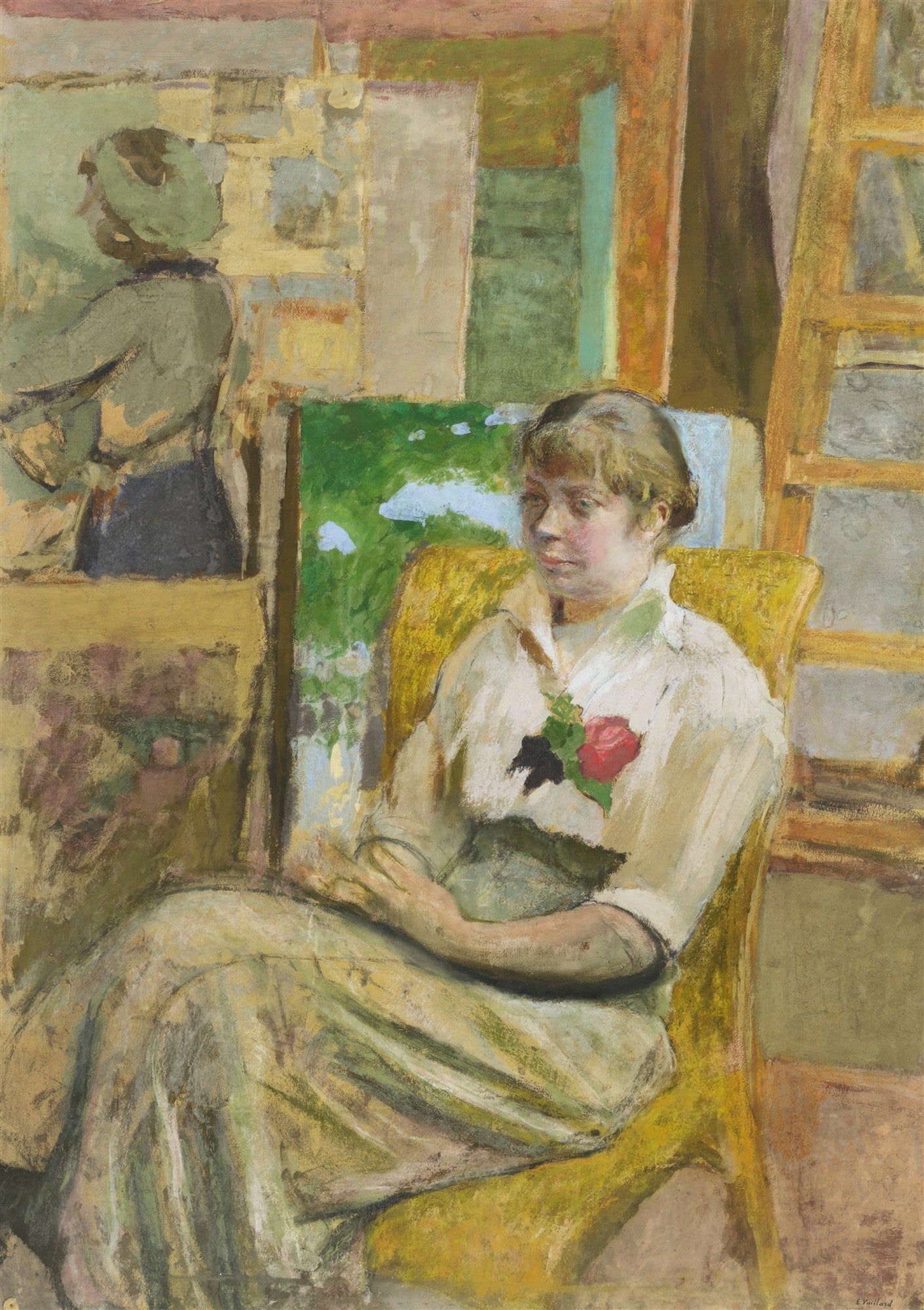 Retrato de uma mulher sentada em uma cadeira amarela, com um vestido bege e uma rosa vermelha presa ao peito, em um ambiente de ateliê com outras telas ao fundo, no estilo de Édouard Vuillard.