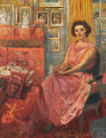 Retrato de uma mulher sentada em uma cadeira, vestindo um vestido rosa, em um interior ricamente decorado com padrões e quadros na parede, em tons de vermelho e rosa. Obra de Édouard Vuillard.