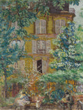 Pintura a óleo de Édouard Vuillard, 'A Rua do Parque', mostrando um edifício amarelo parisiense com janelas e persianas, parcialmente obscurecido por árvores e folhagem verde. Na parte inferior, figuras sentadas em bancos de parque. A iluminação é suave, com tons predominantemente verdes, amarelos e marrons, evocando uma atmosfera serena e urbana.
